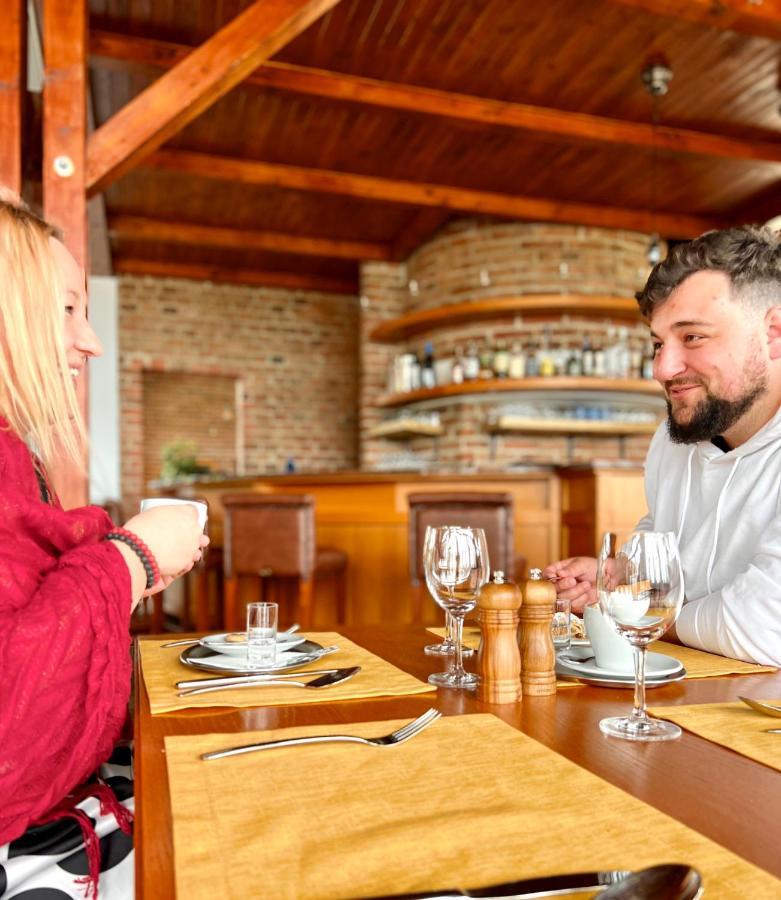 Na Golfu Hotel Kestrany Екстериор снимка